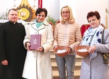 Z ks. Pawłem Lichotą (od lewej): Anna Karpińska, Marlena Burska, Barbara Gutowska.