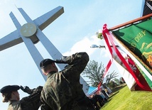 Ogromny krzyż widzą wszyscy wjeżdżający do Polski i wyjeżdżający z niej autostradą A4.