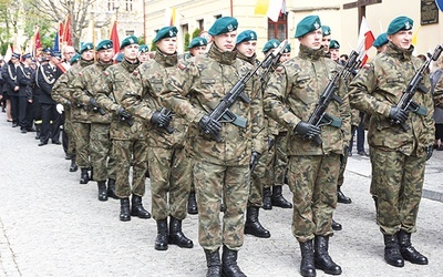 ▲	Kompania reprezentacyjna 3. Strzegomskiego Batalionu Dowodzenia trzymała wartę honorową w kościele i przy pomniku.