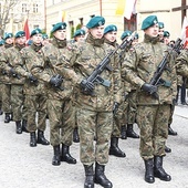 ▲	Kompania reprezentacyjna 3. Strzegomskiego Batalionu Dowodzenia trzymała wartę honorową w kościele i przy pomniku.