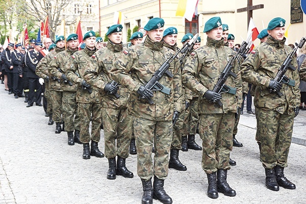 ▲	Kompania reprezentacyjna 3. Strzegomskiego Batalionu Dowodzenia trzymała wartę honorową w kościele i przy pomniku.