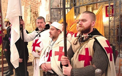 W Eucharystii i wydarzeniu uczestniczyli rekonstruktorzy, wśród których byli templariusze.