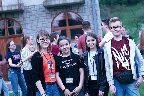 ▲	Gabriela Kwaśny (z lewej) i trójka kaesemowiczów z Tuchowa na rekolekcjach w Błoniu.