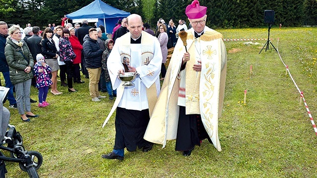 Po prawie dwóch latach od powstania wspólnoty położono kamień węgielny pod świątynię. Miejsce poświęcił bp Libera.