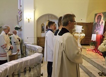 Różaniec i śpiew suplikacji przed Najświętszym Sakramentem i wizerunkiem Czarnej Madonny.