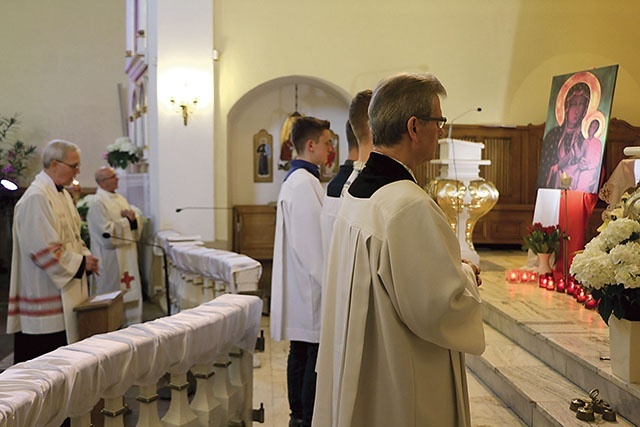 Różaniec i śpiew suplikacji przed Najświętszym Sakramentem i wizerunkiem Czarnej Madonny.