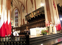 W Eucharystii uczestniczyli Andrzej Duda z żoną, władze państwowe i samorządowe, przedstawiciele wojska i służb mundurowych.