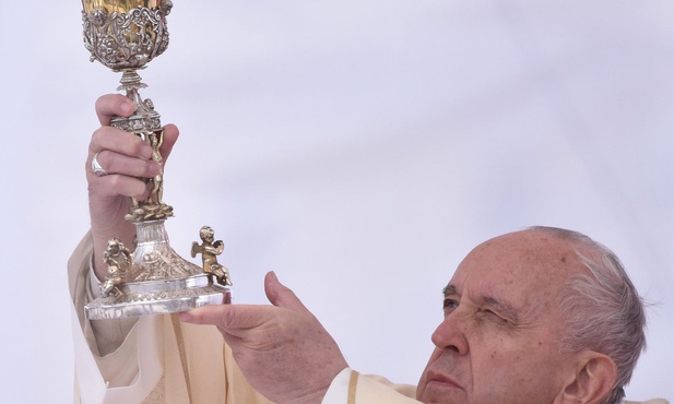 Franciszek podczas sprawowania Eucharystii w Skopje