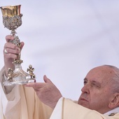 Franciszek podczas sprawowania Eucharystii w Skopje