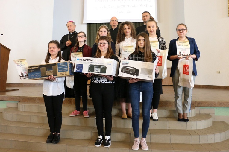 Laureatki z bp. Henrykiem Tomasikiem, ks. Jarosławem Wojtkunem i ks. Wojciechem Wojtyłą.