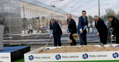 Pierwszą łopatę wbili (od lewej): Mariusz Szpikowski, Adam Bielan, Mateusz Morawiecki, Marek Suski i Mikołaj Wild.