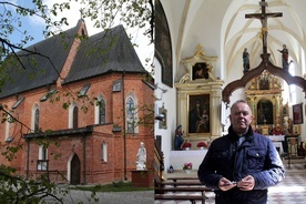 Ks. Adam Lemieszek, proboszcz parafii w Piotrawinie, zaprasza do zwiedzania sanktuarium oraz muzeum parafialnego.