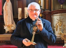 Ks. Stanisław Duma pokazuje relikwie św. Jana Pawła II.
