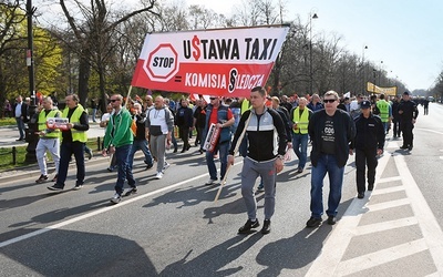 Protesty taksówkarzy zmusiły rząd  do opracowania przepisów regulujących funkcjonowanie aplikacji przewozowych.