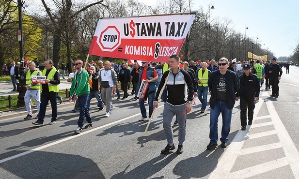 Protesty taksówkarzy zmusiły rząd  do opracowania przepisów regulujących funkcjonowanie aplikacji przewozowych.