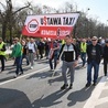 Protesty taksówkarzy zmusiły rząd  do opracowania przepisów regulujących funkcjonowanie aplikacji przewozowych.