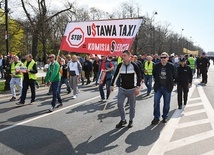 Protesty taksówkarzy zmusiły rząd  do opracowania przepisów regulujących funkcjonowanie aplikacji przewozowych.