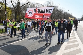 Protesty taksówkarzy zmusiły rząd  do opracowania przepisów regulujących funkcjonowanie aplikacji przewozowych.