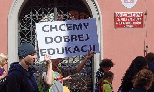 Związki zawodowe zdecydowały o zawieszeniu strajku w szkołach, ponieważ straciły społeczne i polityczne poparcie  dla tej formy protestu.