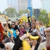 Jedzenie bananów przed Muzeum Narodowym w proteście przeciwko usunięciu z ekspozycji prac Natalii LL i Katarzyny Kozyry.
