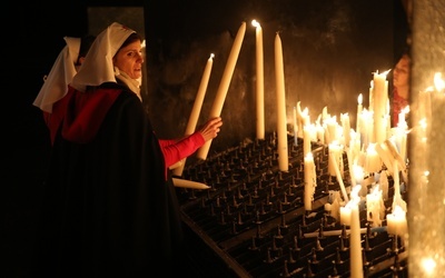 Światłość w ciemności świeci