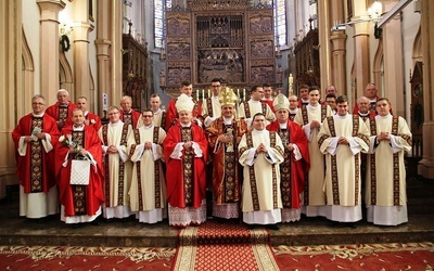 Nowi diakoni z biskupami, przełożonymi z seminarium i swoimi proboszczami.