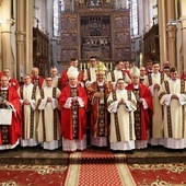 Nowi diakoni z biskupami, przełożonymi z seminarium i swoimi proboszczami.