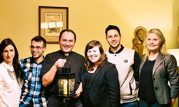 Młodzi roześlą po Polsce iskrę Bożego miłosierdzia. Na zdjęciu (od lewej): Salomea, Adrian, ks. Robert, Magda, Wojtek i Gabrysia