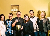 Młodzi roześlą po Polsce iskrę Bożego miłosierdzia. Na zdjęciu (od lewej): Salomea, Adrian, ks. Robert, Magda, Wojtek i Gabrysia