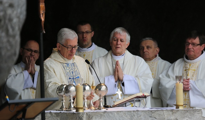 Lourdes: Abp Wiktor Skworc zawierzył Ślązaków Matce Bożej