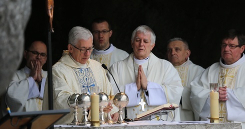 Lourdes: Abp Wiktor Skworc zawierzył Ślązaków Matce Bożej