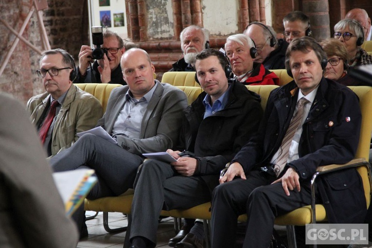 Debata polskich i niemieckich biskupów o pokoju