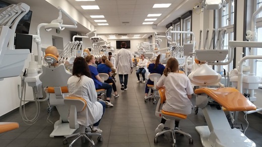 Dzień otwarty w Centrum Symulacji Medycznej. Można m.in. wyrwać zęba!