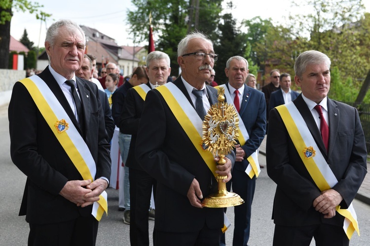 Rycerze Kolumba podczas procesji.