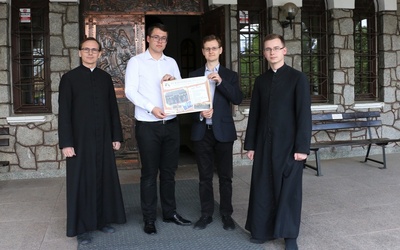 Ks. Paweł Gogacz (z lewej) z alumnami zapraszają na dzień otwarty do seminarium
