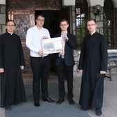 Ks. Paweł Gogacz (z lewej) z alumnami zapraszają na dzień otwarty do seminarium