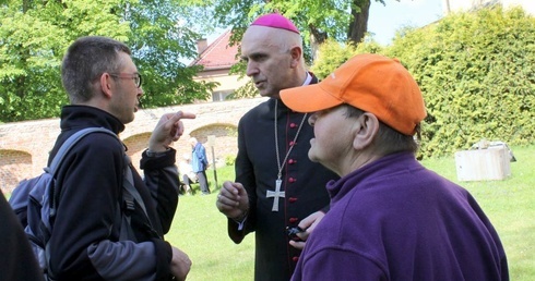 Bp Iwanecki: Kościół was potrzebuje, liczy się wasze cierpienie 