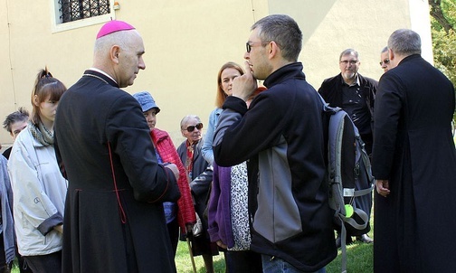 Bp Iwanecki: Kościół was potrzebuje, liczy się wasze cierpienie 