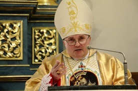 Bp Mastalski: Niektórzy chcą wypchnąć młodzież z Kościoła