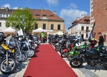 Nowoczesne motocykle i zabytkowe samochody w Sandomierzu 