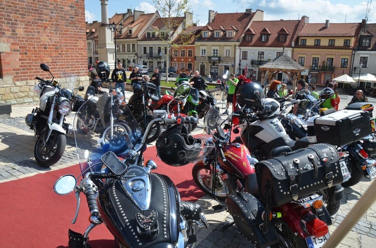 Nowoczesne motocykle i zabytkowe samochody w Sandomierzu 