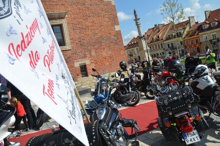 Nowoczesne motocykle i zabytkowe samochody w Sandomierzu 