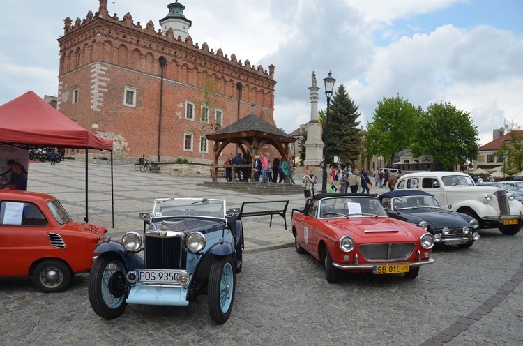 Nowoczesne motocykle i zabytkowe samochody w Sandomierzu 