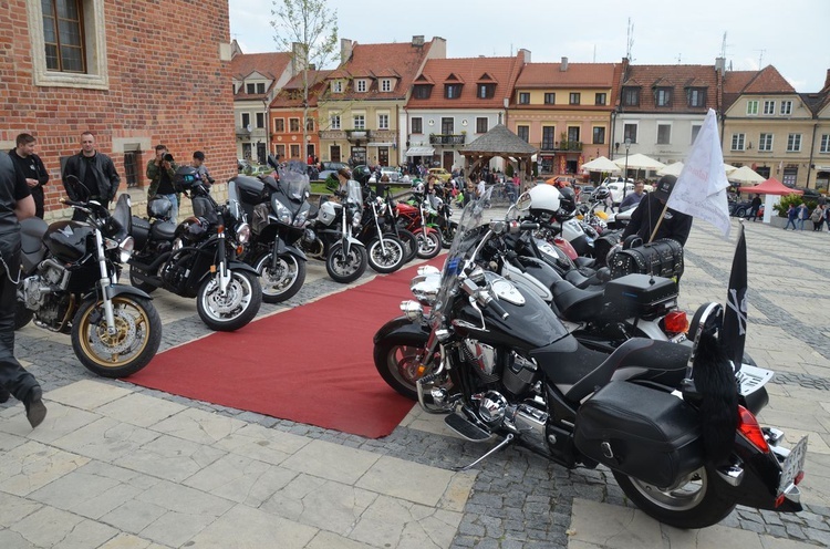 Nowoczesne motocykle i zabytkowe samochody w Sandomierzu 