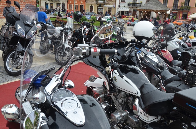 Nowoczesne motocykle i zabytkowe samochody w Sandomierzu 