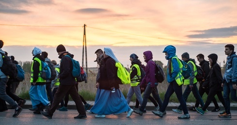 Pozwól Bogu działać! 160 śmiałków szło nocą z Piekar na Jasną Górę