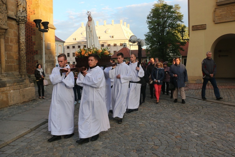 Nabożeństwo fatimskie w archikatedrze wrocławskiej w 102. rocznicę objawień w Fatimie