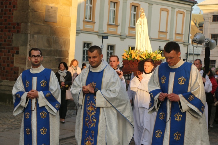 Nabożeństwo fatimskie w archikatedrze wrocławskiej w 102. rocznicę objawień w Fatimie