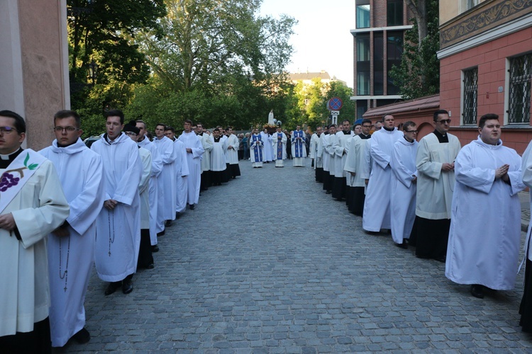 Nabożeństwo fatimskie w archikatedrze wrocławskiej w 102. rocznicę objawień w Fatimie