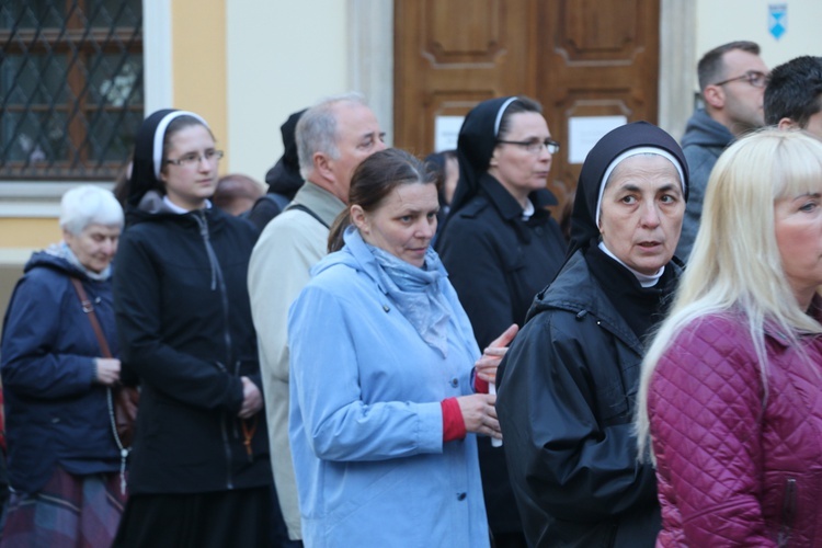 Nabożeństwo fatimskie w archikatedrze wrocławskiej w 102. rocznicę objawień w Fatimie